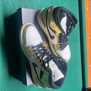 Jordan mid 1 SE metallic gold